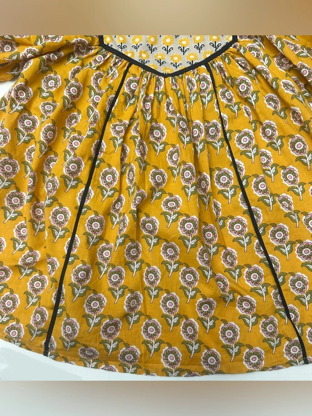 Zara girl’s Mustard Floral Puff-Sleeve Dress with Black Trim.  Size 3-4T.